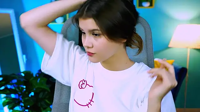 Snapshot of EvaThopson chatting on 10/14/25, 12:06 EvaThopson online show from 10/14/25, 12:06