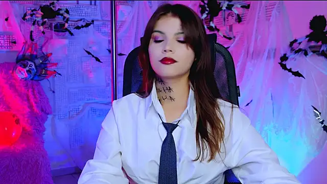 Snapshot of EvaThopson chatting on 10/31/25, 12:06 EvaThopson online show from 10/31/25, 12:06