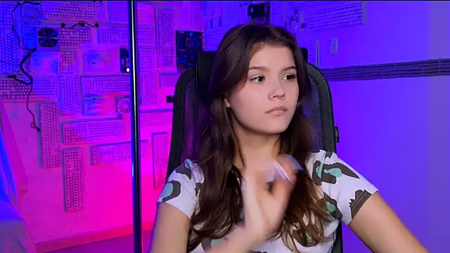 Snapshot of EvaThopson chatting on 11/22/25, 12:04 EvaThopson online show from 11/22/25, 12:04