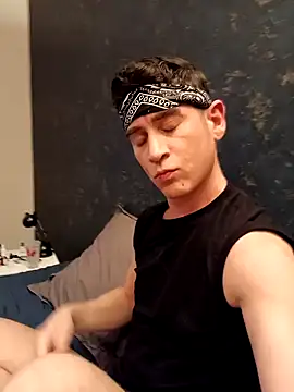 Snapshot of ElyasMatt chatting on 01/14/25, 04:18 ElyasMatt online show from 01/14/25, 04:18