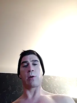 Snapshot of ElyasMatt chatting on 03/06/25, 12:43 ElyasMatt online show from 03/06/25, 12:43