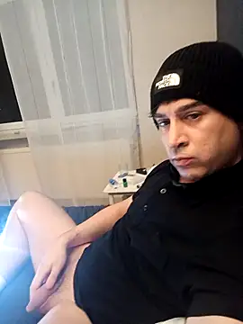 Snapshot of ElyasMatt chatting on 11/04/25, 05:01 ElyasMatt online show from 11/04/25, 05:01