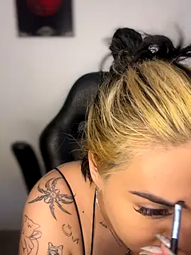 Snapshot of AnnikaMerliahh_ chatting on 11/07/25, 09:37 AnnikaMerliahh online show from 11/07/25, 09:37