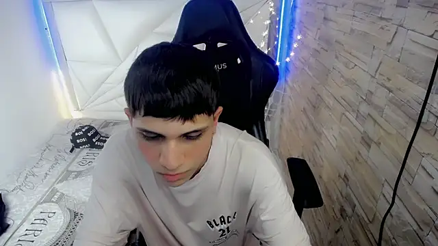 Snapshot of Brayan_lopezz chatting on 12/04/24, 05:55 Brayan lopezz online show from 12/04/24, 05:55