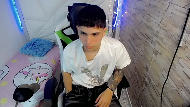 Snapshot of Brayan_lopezz chatting on 01/21/25, 12:29 Brayan lopezz online show from 01/21/25, 12:29