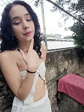 sweet outdoor charm online show from 02/15/26, 07:32