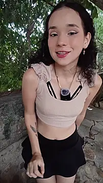 Snapshot of sweet_outdoor_charm chatting on 06/18/26, 04:44 sweet outdoor charm online show from 06/18/26, 04:44