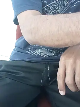 Snapshot of bbehemothh chatting on 10/15/25, 05:46 bbehemothh online show from 10/15/25, 05:46