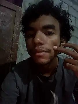 Snapshot of Reynold2608 chatting on 09/29/25, 01:44 Reynold2608 online show from 09/29/25, 01:44