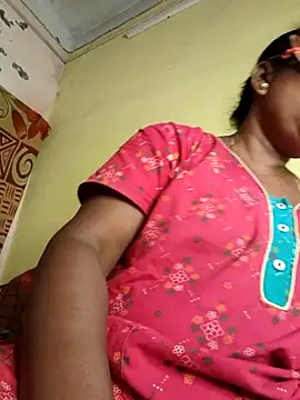 Snapshot of tinabhabhi chatting on 10/31/25, 09:21 tinabhabhi online show from 10/31/25, 09:21