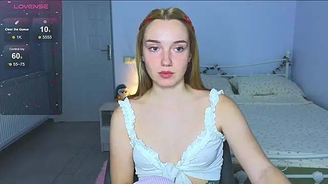 Snapshot of Wild_Sophie_ chatting on 10/11/25, 05:22 Wild Sophie online show from 10/11/25, 05:22