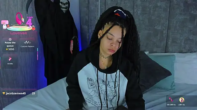 Snapshot of KatherineGomez chatting on 10/27/25, 09:35 KatherineGomez online show from 10/27/25, 09:35