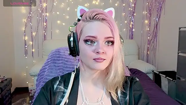 Snapshot of One_Moment_ chatting on 12/17/24, 06:53 One Moment online show from 12/17/24, 06:53