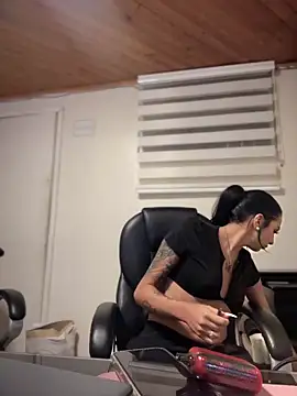 Hilary pinkk online show from 12/19/25, 02:29