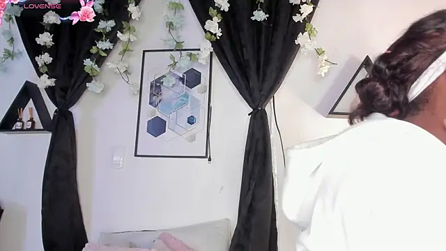 Snapshot of Khenta_Michells chatting on 05/05/26, 10:34 Khenta Michells online show from 05/05/26, 10:34
