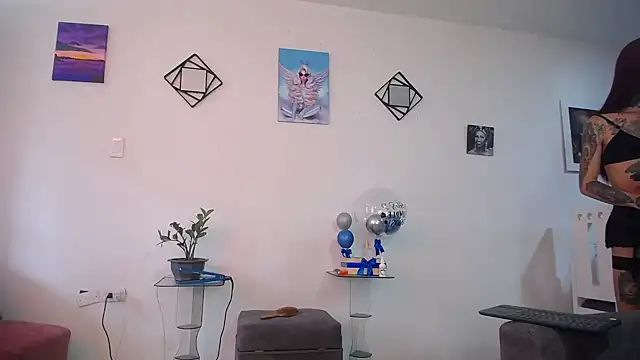 Snapshot of vixenxqueens chatting on 09/18/25, 07:49 vixenxqueens online show from 09/18/25, 07:49