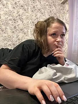 Snapshot of LizzyShine chatting on 03/18/25, 03:42 LizzyShine online show from 03/18/25, 03:42