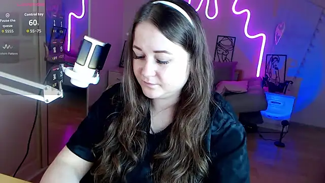 Snapshot of LizzyShine chatting on 09/11/25, 02:28 LizzyShine online show from 09/11/25, 02:28