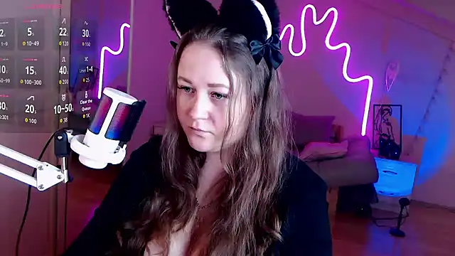 Snapshot of LizzyShine chatting on 09/14/25, 01:21 LizzyShine online show from 09/14/25, 01:21