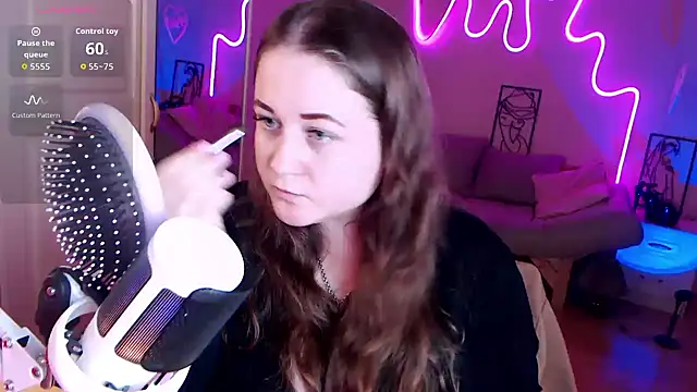 Snapshot of LizzyShine chatting on 09/21/25, 04:30 LizzyShine online show from 09/21/25, 04:30