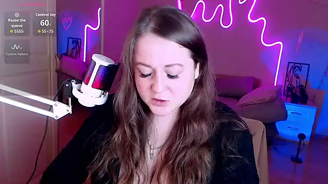 Snapshot of LizzyShine chatting on 10/04/25, 01:42 LizzyShine online show from 10/04/25, 01:42