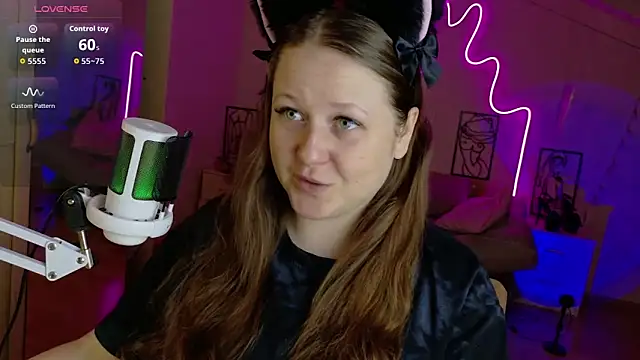 Snapshot of LizzyShine chatting on 10/14/25, 04:08 LizzyShine online show from 10/14/25, 04:08