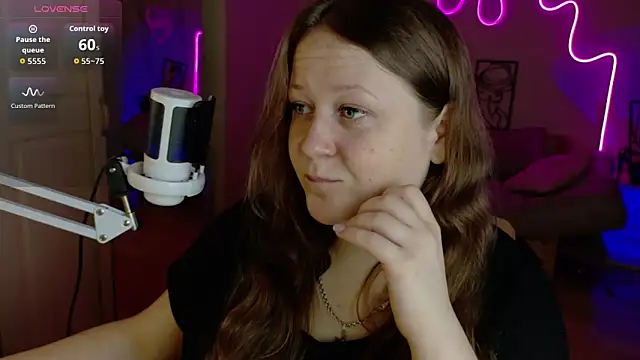 Snapshot of LizzyShine chatting on 10/19/25, 04:51 LizzyShine online show from 10/19/25, 04:51