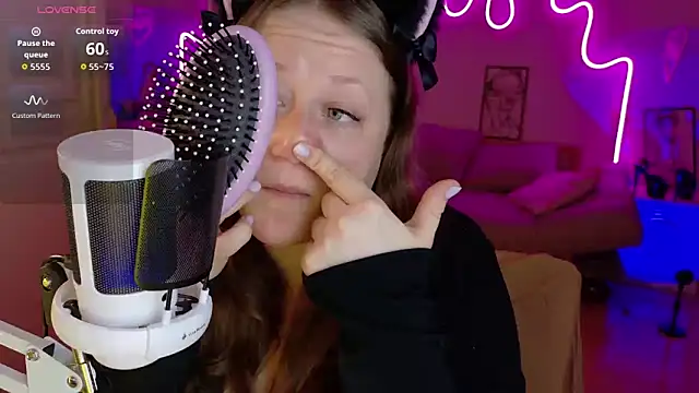 Snapshot of LizzyShine chatting on 10/22/25, 04:51 LizzyShine online show from 10/22/25, 04:51