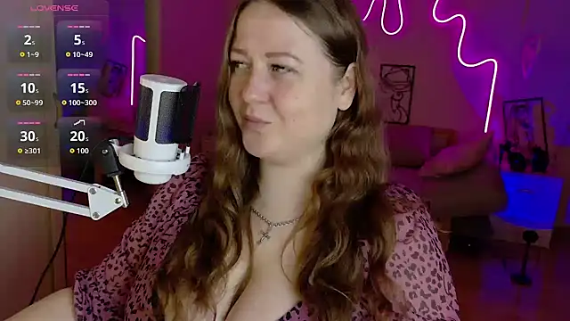 Snapshot of LizzyShine chatting on 10/28/25, 08:00 LizzyShine online show from 10/28/25, 08:00