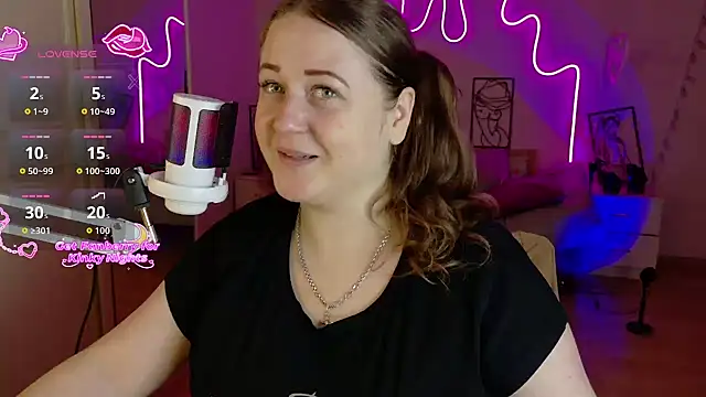 Snapshot of LizzyShine chatting on 11/06/25, 04:30 LizzyShine online show from 11/06/25, 04:30