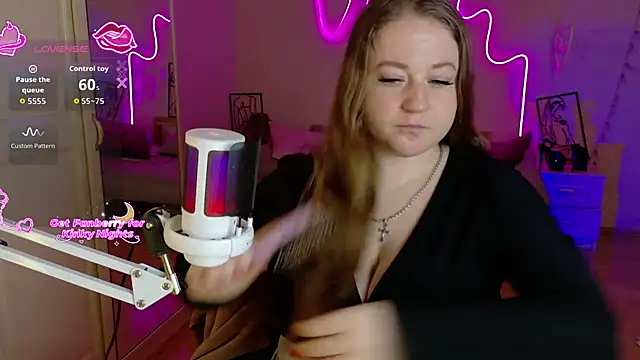 Snapshot of LizzyShine chatting on 11/13/25, 10:03 LizzyShine online show from 11/13/25, 10:03