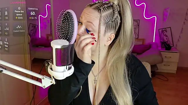 Snapshot of LizzyShine chatting on 11/21/25, 05:00 LizzyShine online show from 11/21/25, 05:00