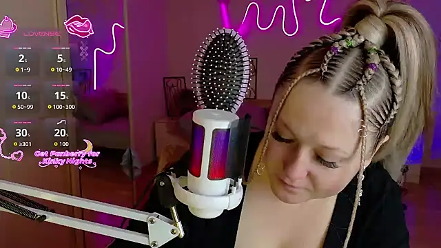 Snapshot of LizzyShine chatting on 12/15/25, 11:03 LizzyShine online show from 12/15/25, 11:03