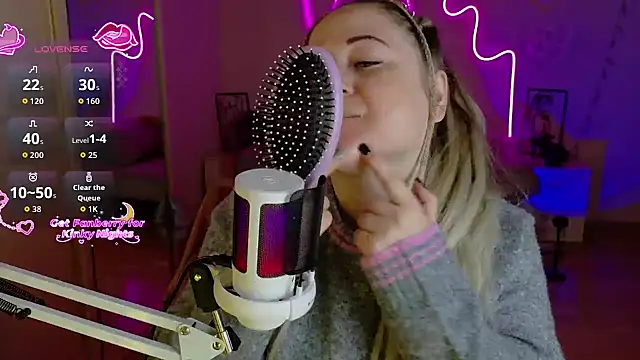 Snapshot of LizzyShine chatting on 12/21/25, 04:47 LizzyShine online show from 12/21/25, 04:47