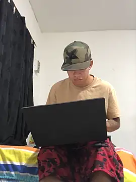 Snapshot of logannth chatting on 11/21/25, 04:44 logannth online show from 11/21/25, 04:44