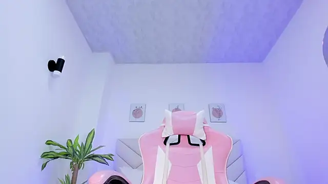 Snapshot of Brittany_cute18 chatting on 01/21/25, 02:05 Brittany cute18 online show from 01/21/25, 02:05