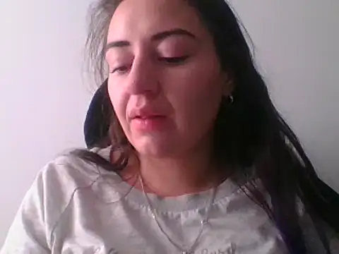  karlie kloss  online show from 02/06/25, 09:06