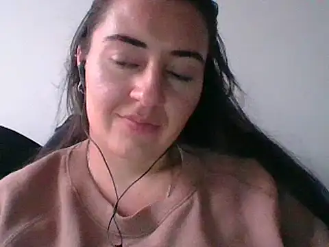  karlie kloss  online show from 02/13/25, 11:04