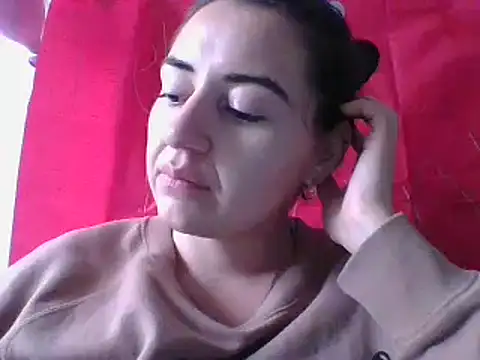  karlie kloss  online show from 03/04/25, 07:01