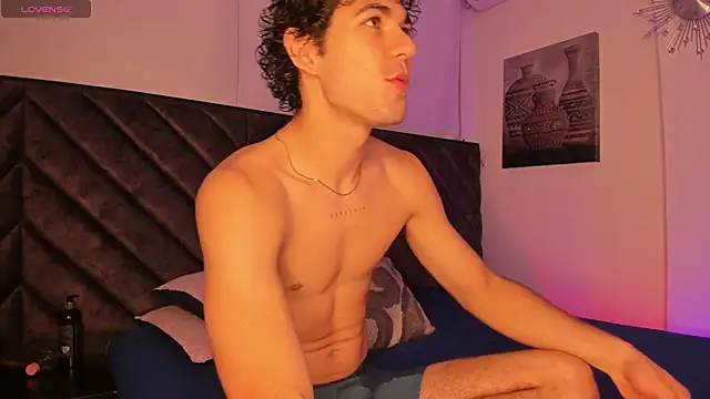 Snapshot of Luca_ferrer_ chatting on 12/13/24, 05:16 Luca ferrer online show from 12/13/24, 05:16