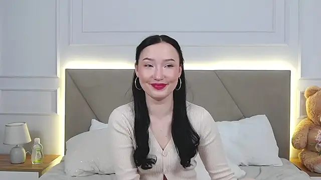 LeilaLow online show from 12/17/24, 06:09