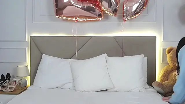 LeilaLow online show from 02/20/25, 12:04