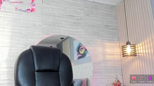 Snapshot of nicole__parker1 chatting on 01/29/25, 12:35 nicole  parker1 online show from 01/29/25, 12:35