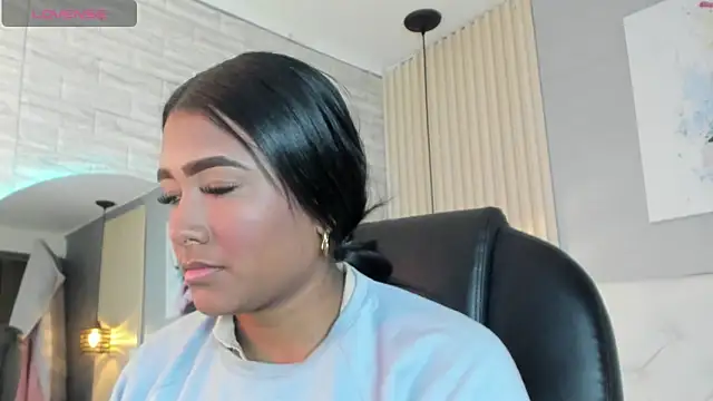 Snapshot of nicole__parker1 chatting on 02/19/25, 12:33 nicole  parker1 online show from 02/19/25, 12:33