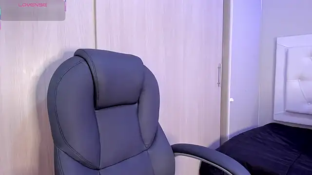 Snapshot of nicole__parker1 chatting on 02/27/26, 01:33 nicole parker1 online show from 02/27/26, 01:33