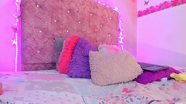 Snapshot of Bella__sweet chatting on 01/11/25, 12:44 Bella sweet online show from 01/11/25, 12:44