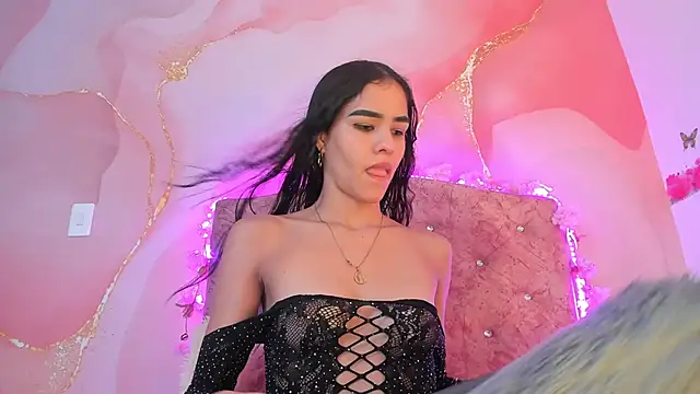 Snapshot of Bella__sweet chatting on 01/17/25, 01:04 Bella sweet online show from 01/17/25, 01:04