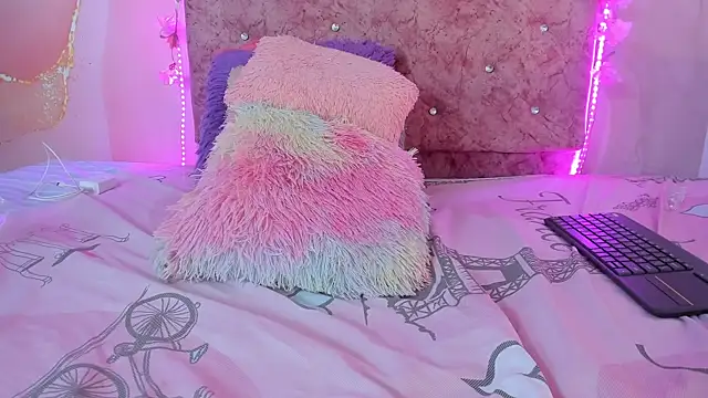 Snapshot of Bella__sweet chatting on 02/08/25, 09:46 Bella sweet online show from 02/08/25, 09:46