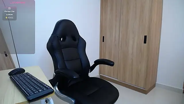 Snapshot of karoll_marquez chatting on 10/18/25, 10:32 karoll marquez online show from 10/18/25, 10:32