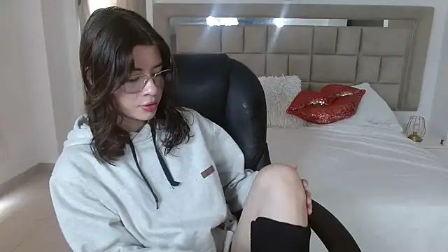 zoecruzz online show from 11/17/25, 03:29